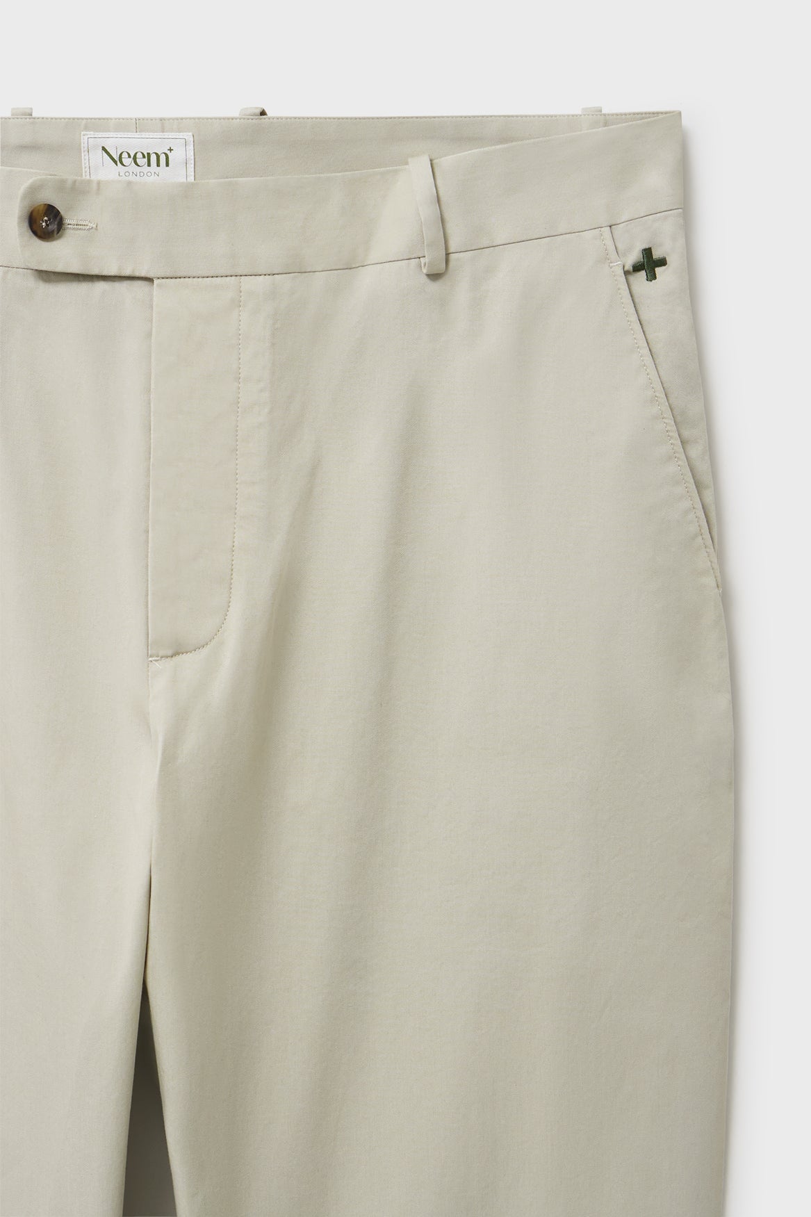 Pantalon léger en sergé de coton, coloris pierre, devant plat