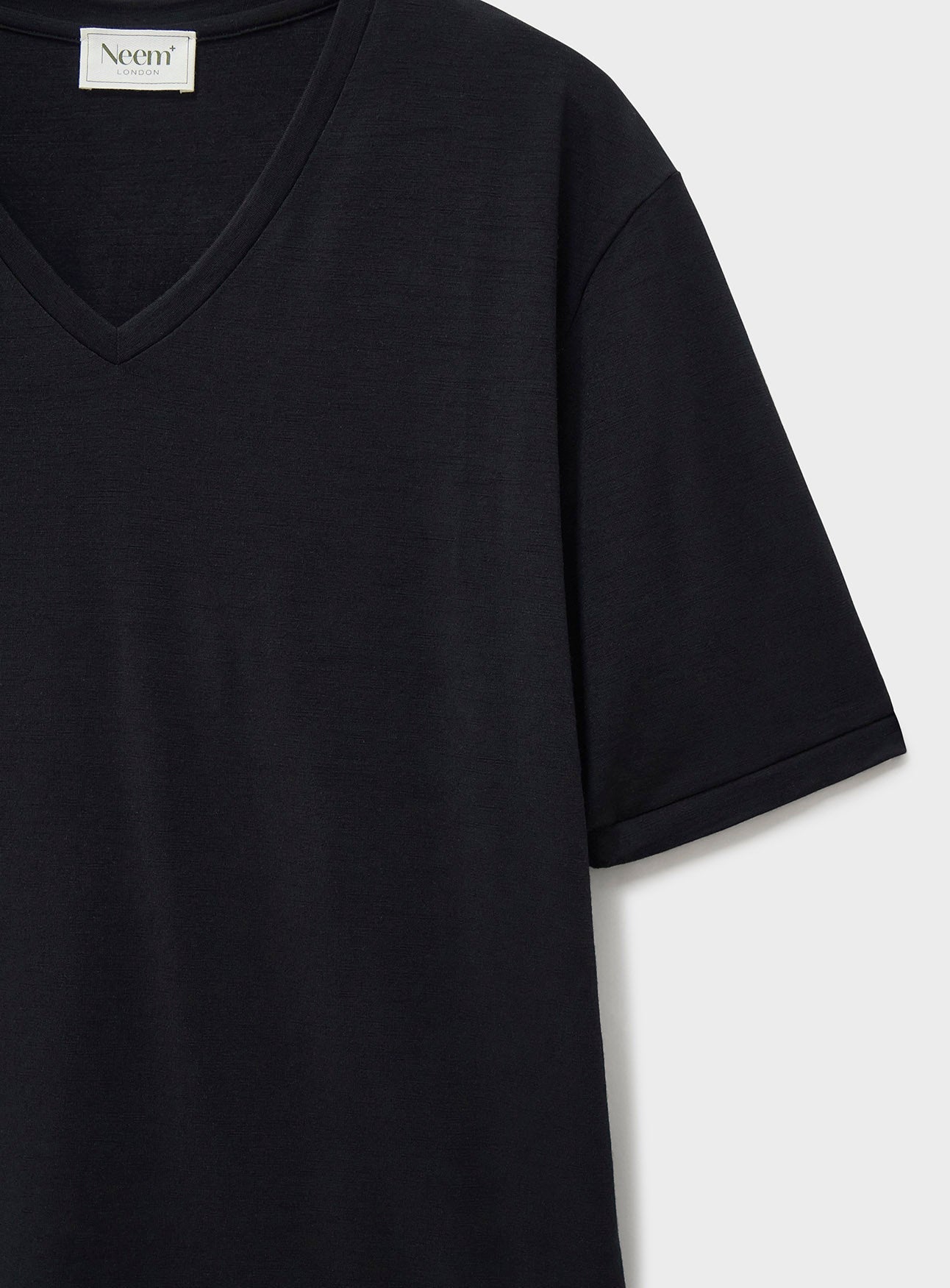 T-shirt en jersey de mérinos Super 120 noir à col en V