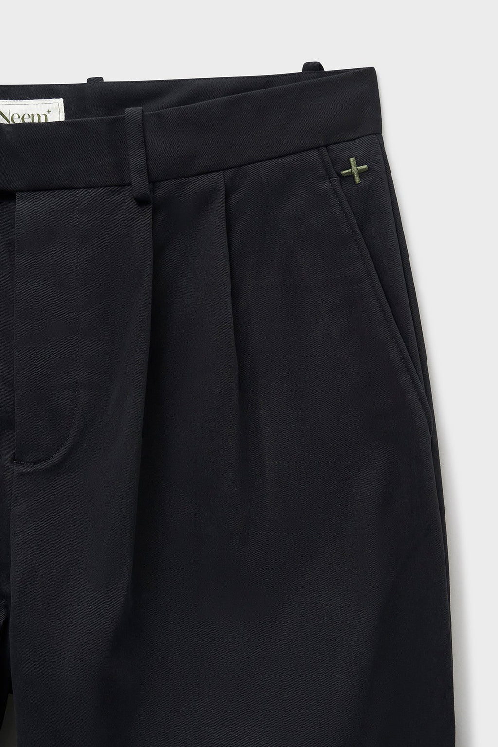 Pantalon plissé noir en coton biologique extensible