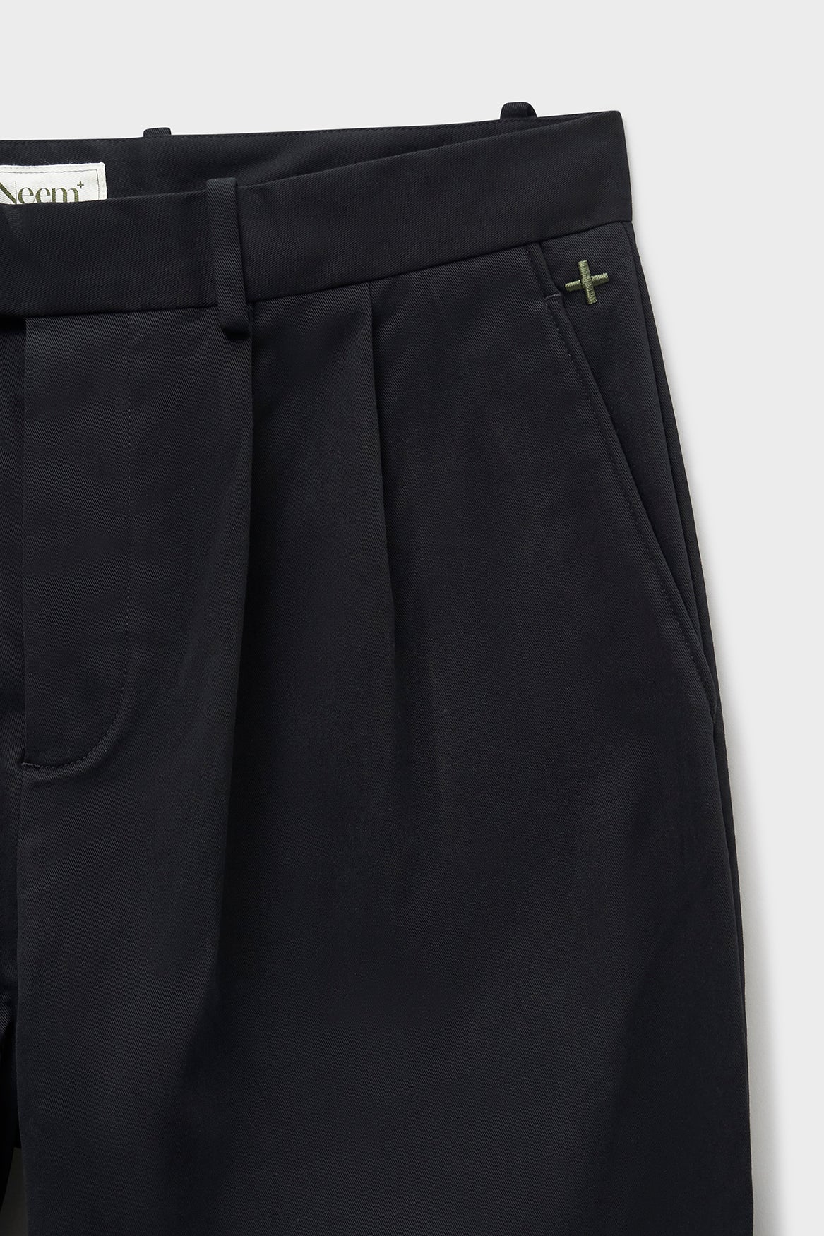 Pantalon plissé noir en coton biologique extensible