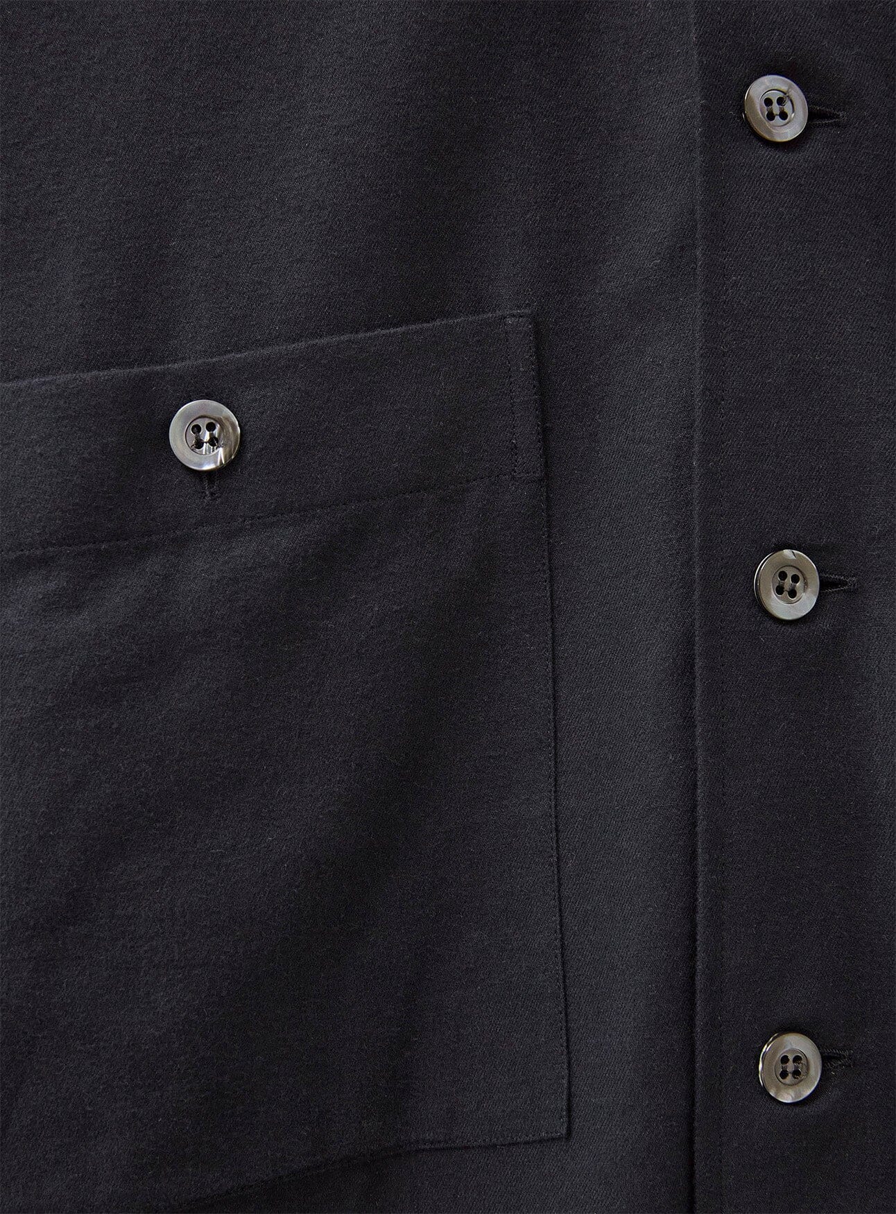 Surchemise italienne en flanelle noire recyclée à double poche