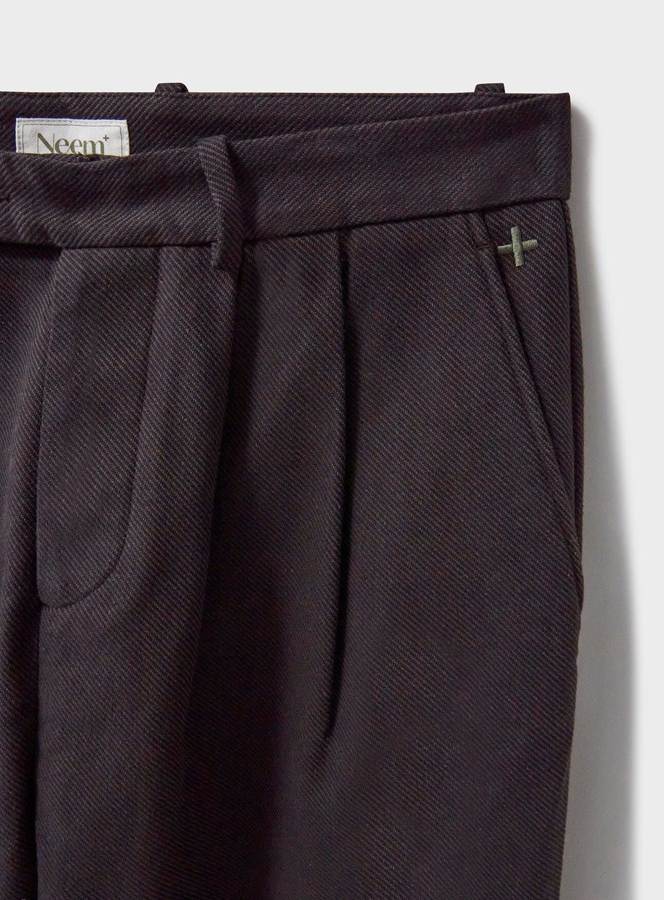 Pantalon plissé en sergé recyclé chocolat